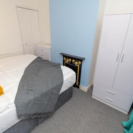 Fantastic 3 Bedroom House *Free Parking* Wolverhampton Exterior photo