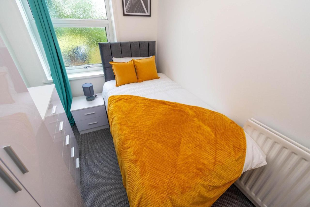 Fantastic 3 Bedroom House *Free Parking* Wolverhampton Exterior photo