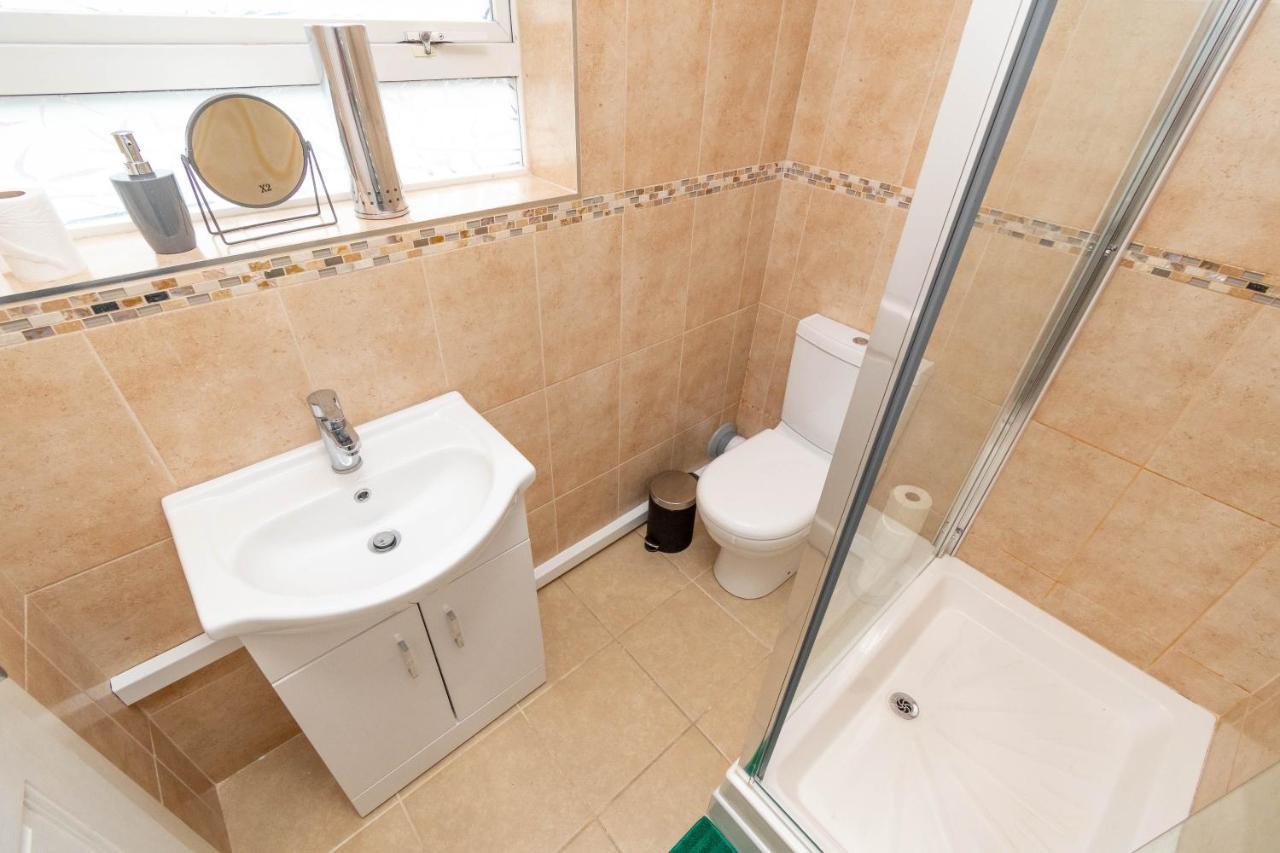 Fantastic 3 Bedroom House *Free Parking* Wolverhampton Exterior photo