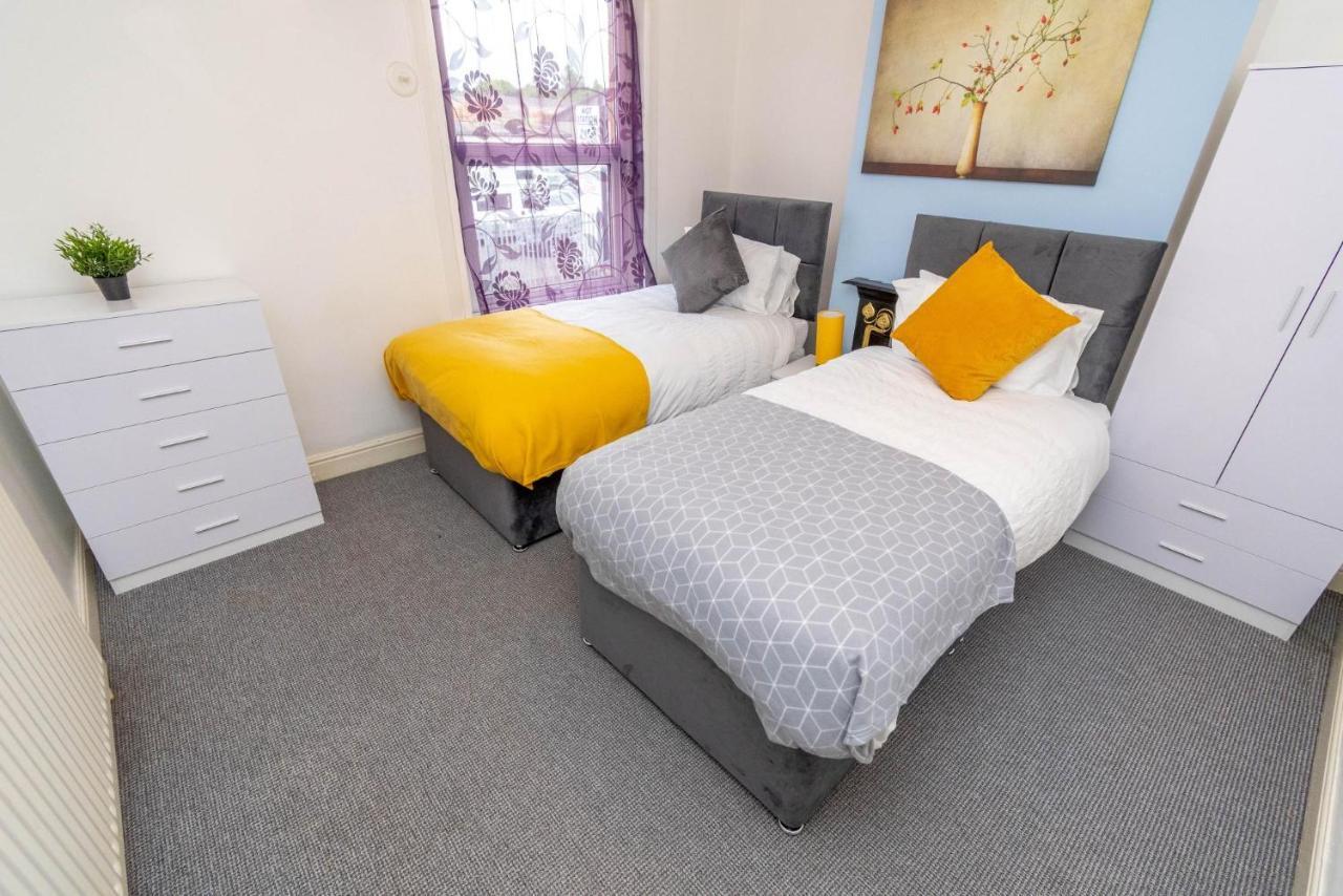 Fantastic 3 Bedroom House *Free Parking* Wolverhampton Exterior photo