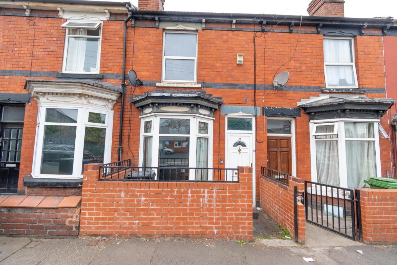 Fantastic 3 Bedroom House *Free Parking* Wolverhampton Exterior photo