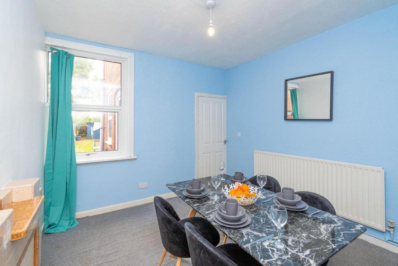 Fantastic 3 Bedroom House *Free Parking* Wolverhampton Exterior photo