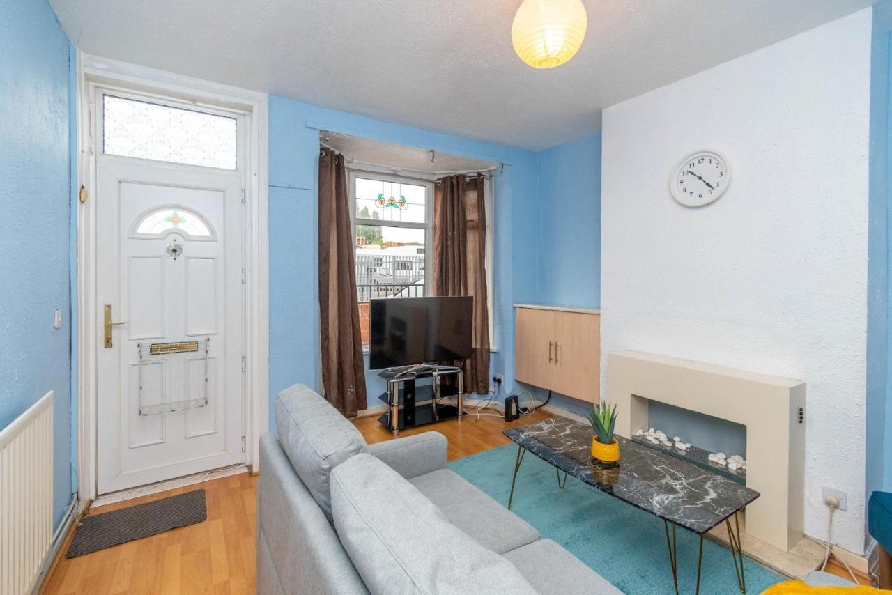 Fantastic 3 Bedroom House *Free Parking* Wolverhampton Exterior photo